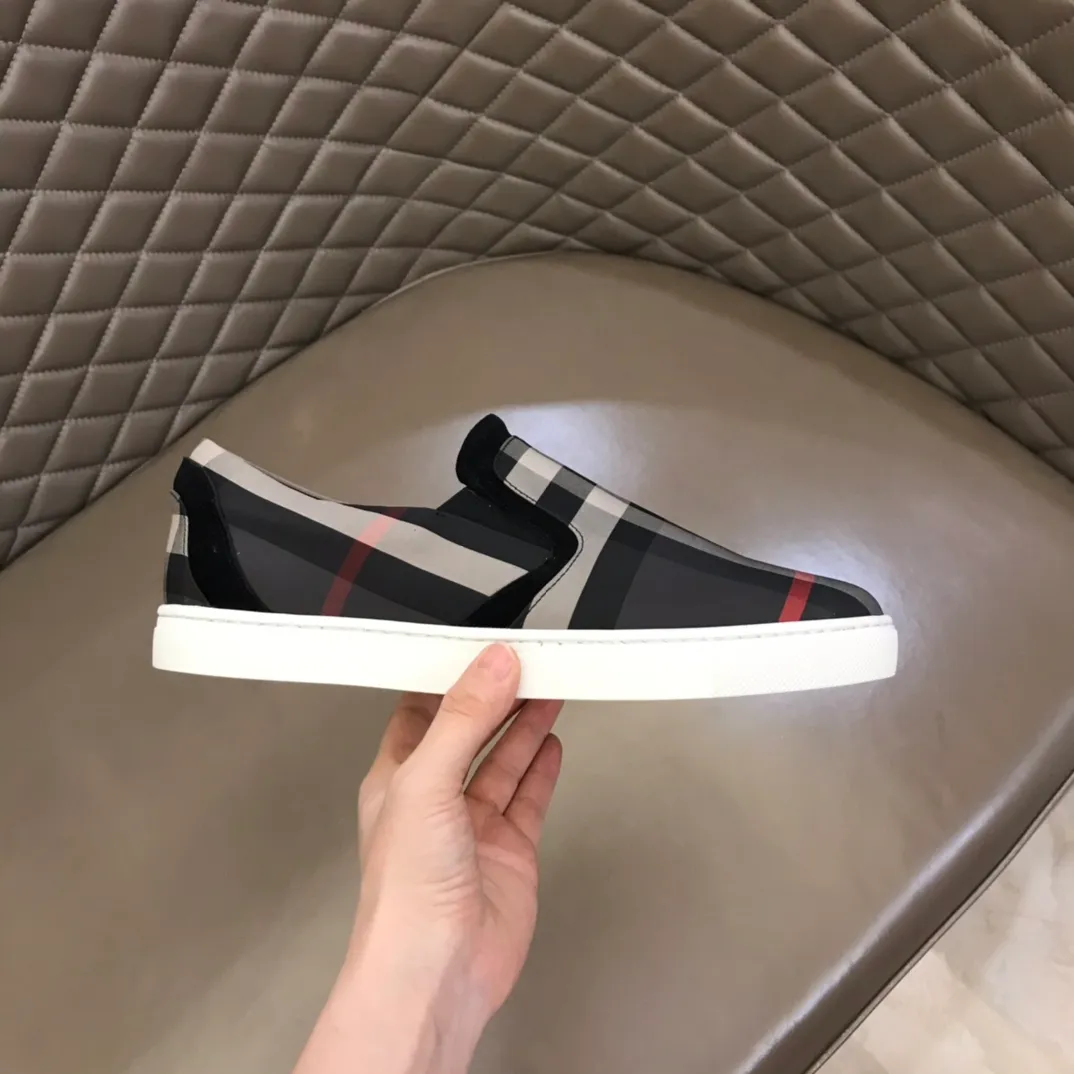 p340 "BURBERR*" men's classic low-top sneakers are reinterpreted in Vintage checkered cotton and matte calfskin, decorated with a new brand logo. First-layer sheepskin lining, embossed Burberry logo on the heel, and original TPU outsole! Size: 38-44
